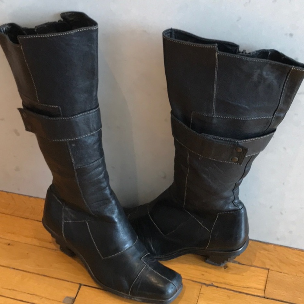 Black leather  Knee Boots with Adjustable Straps and Textured Finish